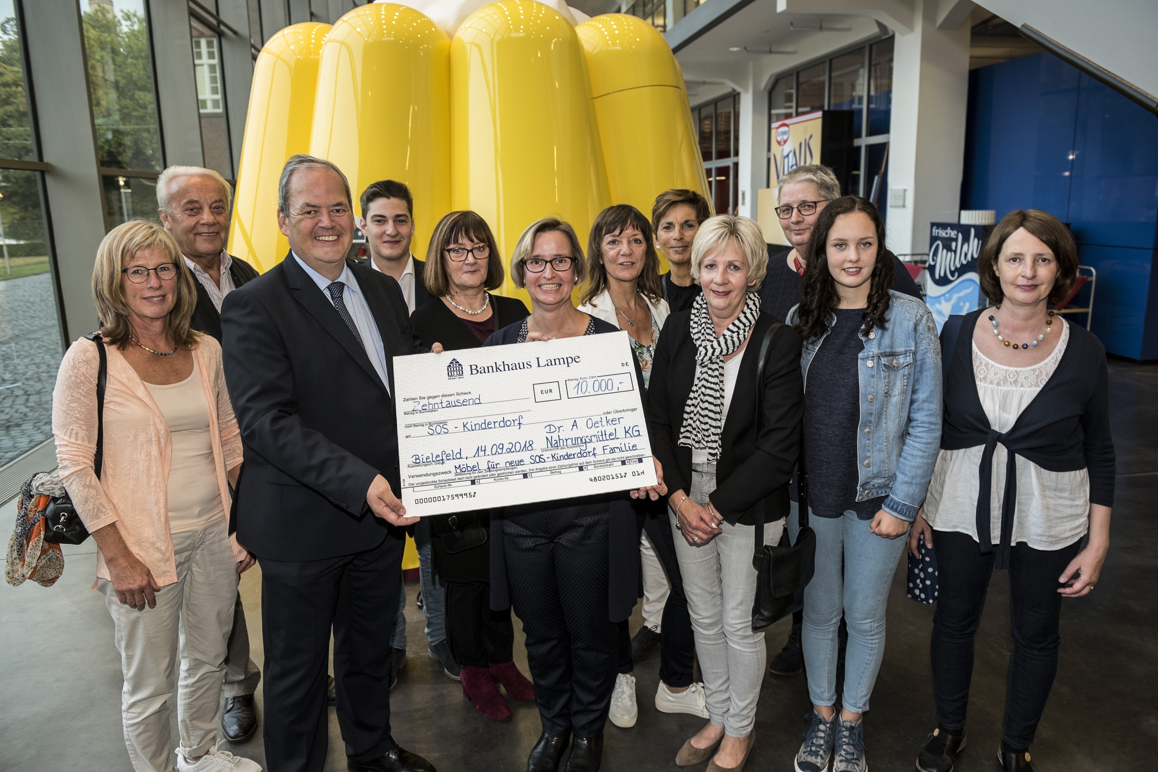 Dr. Oetker spendet 10.000 Euro an das SOS-Kinderdorf Lippe