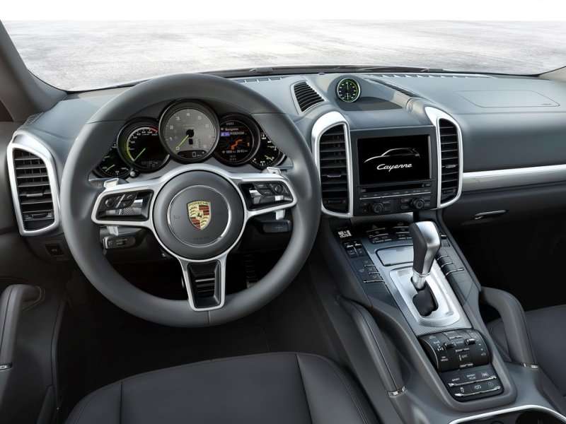 2015 Porsche Cayenne interior 