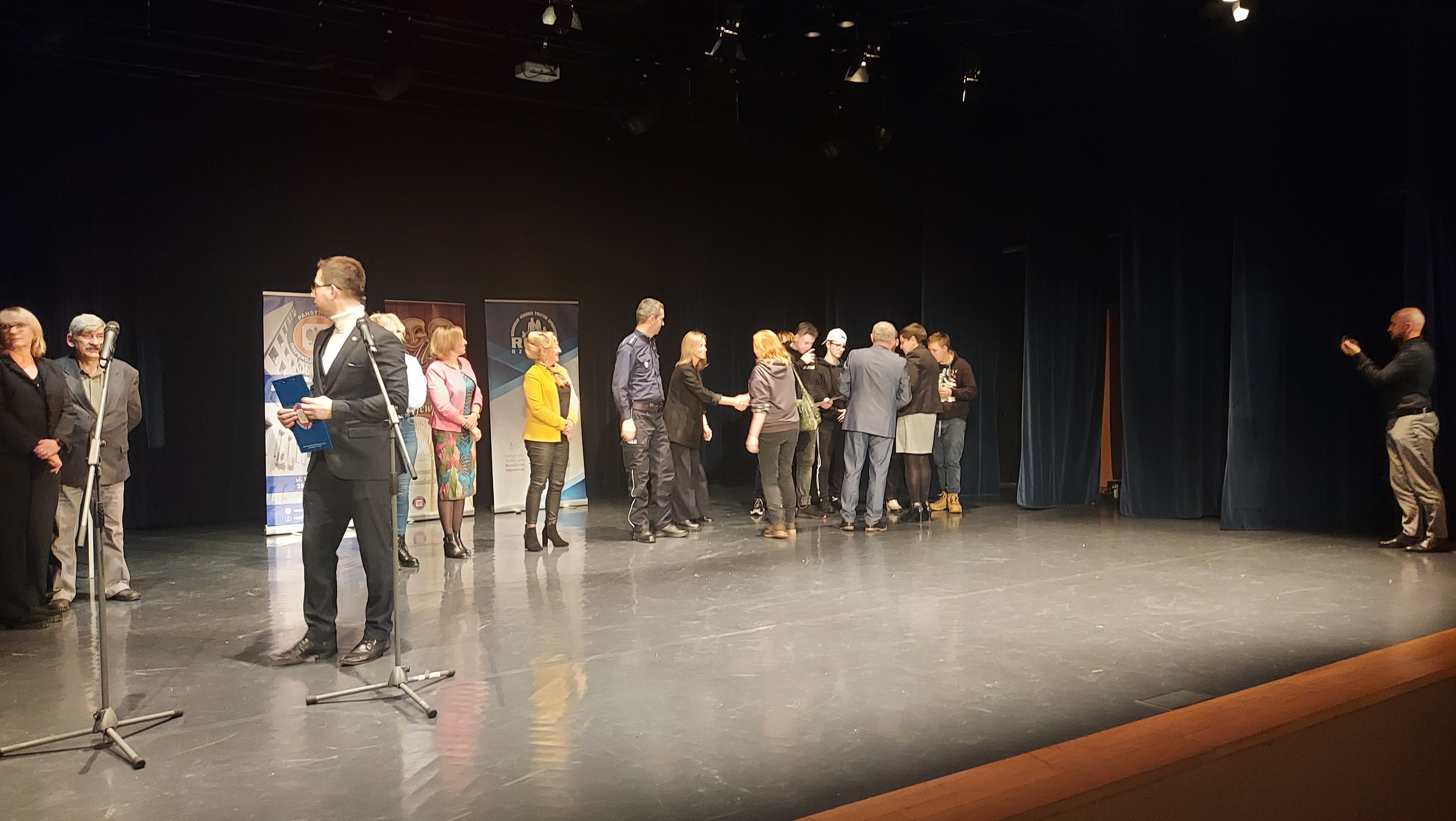 Nasz sukces w Rzeszowie | Wychowankowie MOW z opiekunem stoją na scenie, członkowie jury podają im ręce gratulując sukcesu..jpg