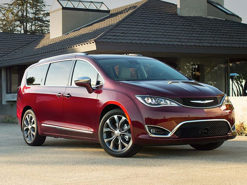 2017 Chrysler Pacifica exterior in driveway ・  Photo by Fiat Chrysler Automobiles 
