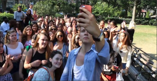 Der Social-Media-Promi Jerome Jarre lud seine Fans via Snapchat zum Treffen auf dem Union Square in New York (Screenshot: Youtube)