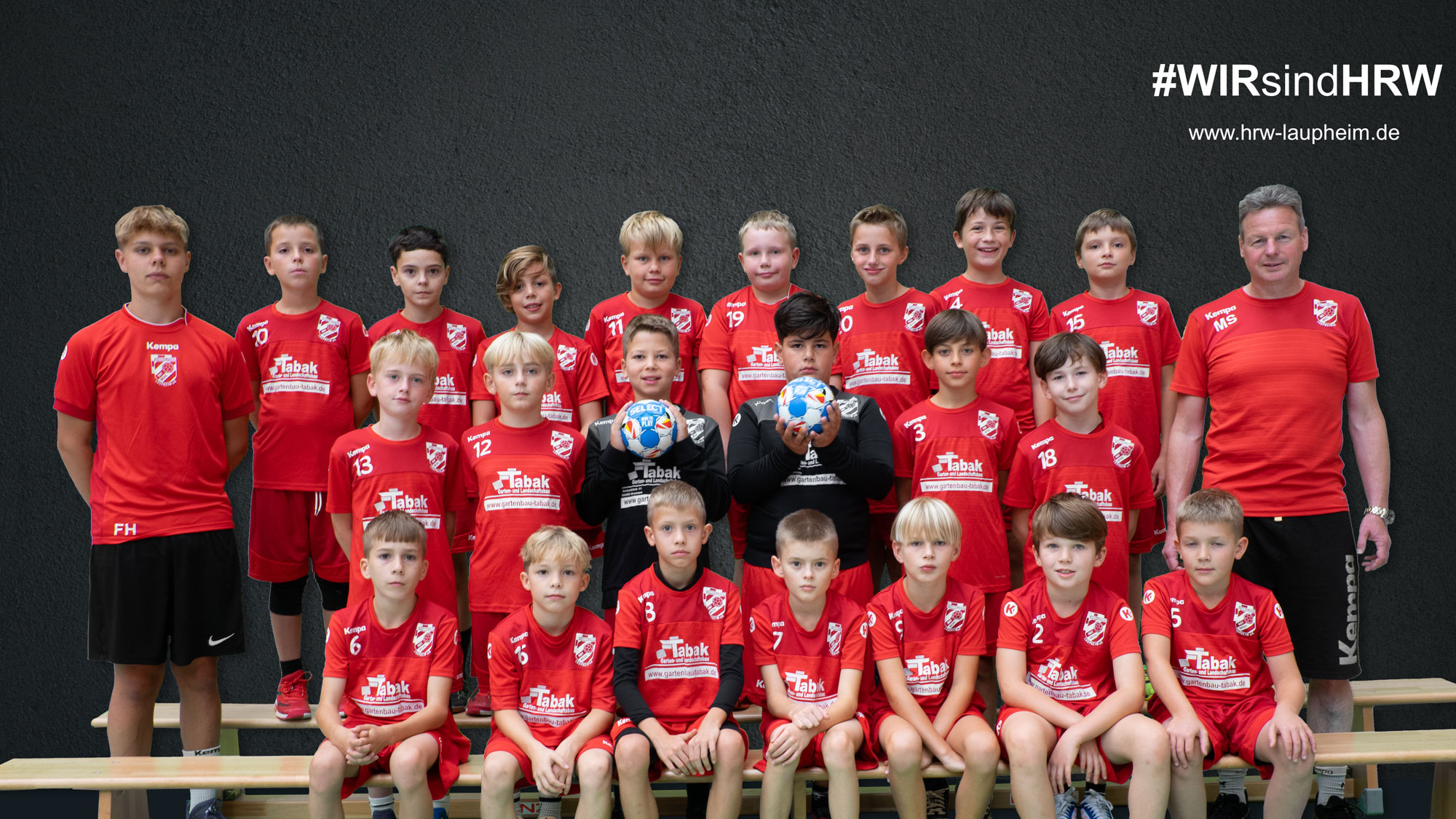 Teamfoto einer männlichen Handballmannschaft in roten Trikots.