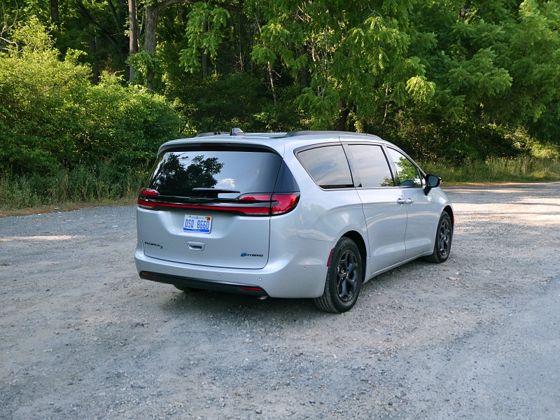 2024 Chrysler Pacifica Hybrid ・  Photo by Brady Holt