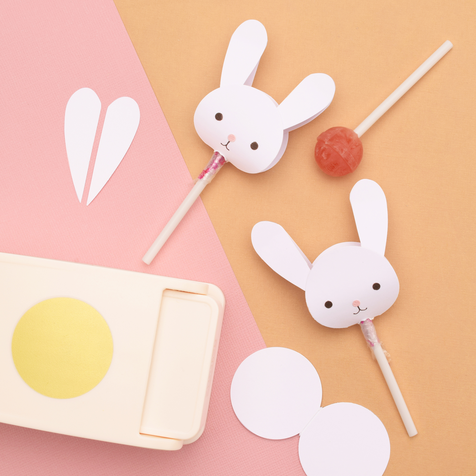 #vaessencreative #craftedtosmile #diyideas #pasen #ostern #osterntisch #diycrafts #craftidea #craftinginspo #diyinspo #paasknutselen #osternbatseln #bastenfurostern #craftingforeaster #eastercrafts #eastercraftideas #knutselenmetkralen #paashaasknutselen #osternhase #easter #easterdecor #papercrafts #papercraftingaddict #cardmaking #giftgiving