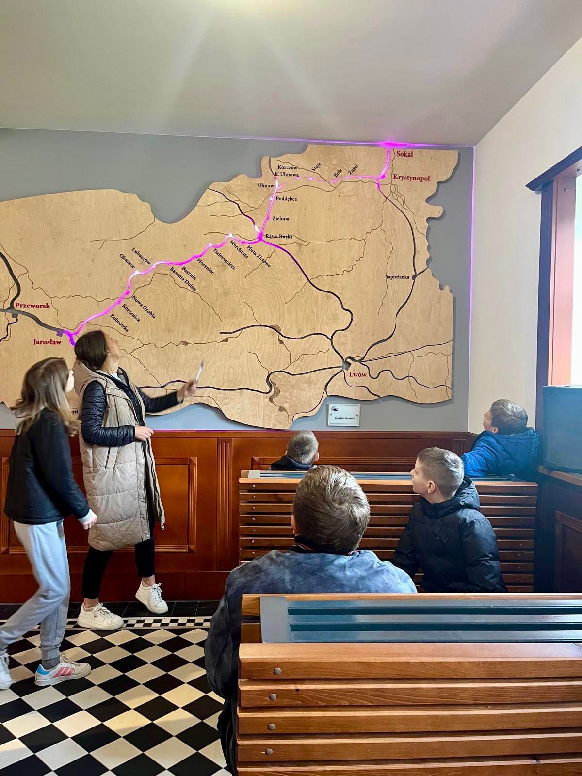 Weekendowym treningu samodzielności w plenerze | Uczniowie oglądają mapę.jpg