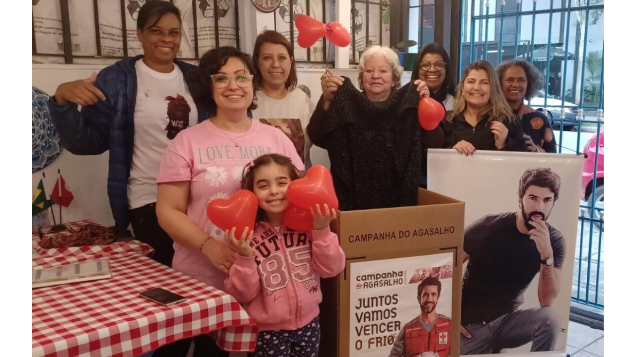 Oyuncu Engin Akyürek'in hayranları 7 yıldır bizim restoranda buluşuyor. Her toplandıklarında bir yere bağışta bulunuyorlar. Bu fotoğraftaki de Kızıl Haç'a verilmek üzere  kışlık kıyafet bağışı..