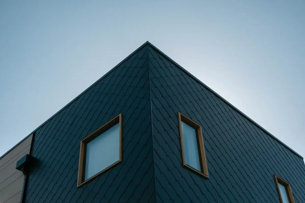 canto de uma casa em telha de cor azul escura