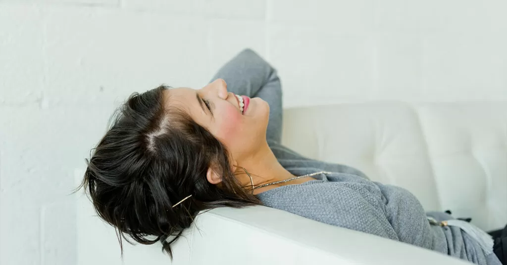 mulher-sorridente-autoestima-alta-1024x536.webp