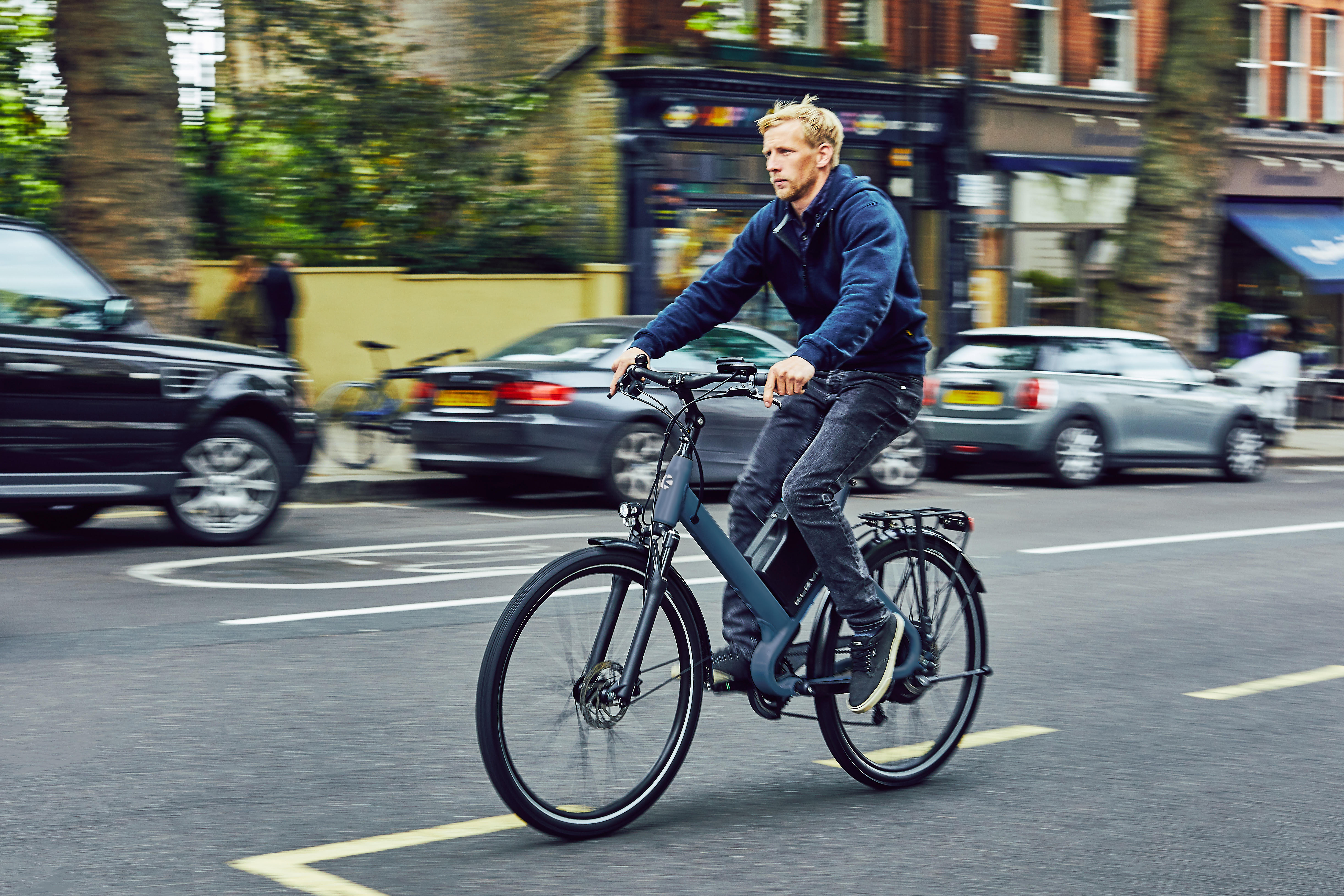 Man fiets over straat op Klever E-bike Fietslease Holland