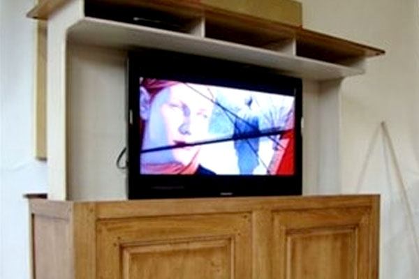 Verstecken Sie Ihren Fernseher mit einem TV-Lift