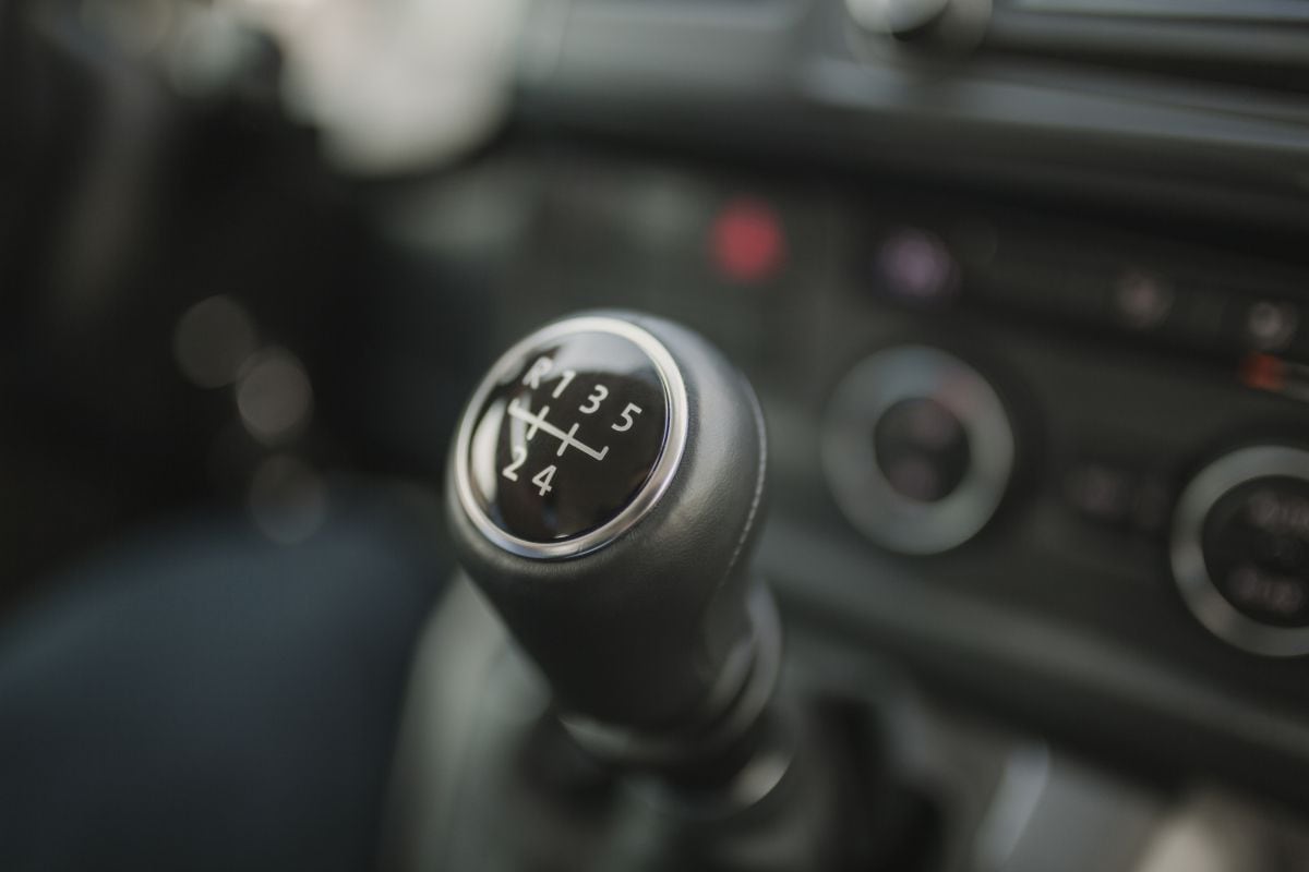 Manual transmission ・  Photo by Adobe Stock