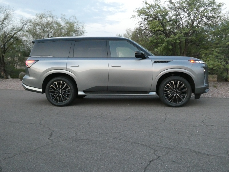 2025 Infiniti QX80 Autograph ・  Photo by Ron Sessions