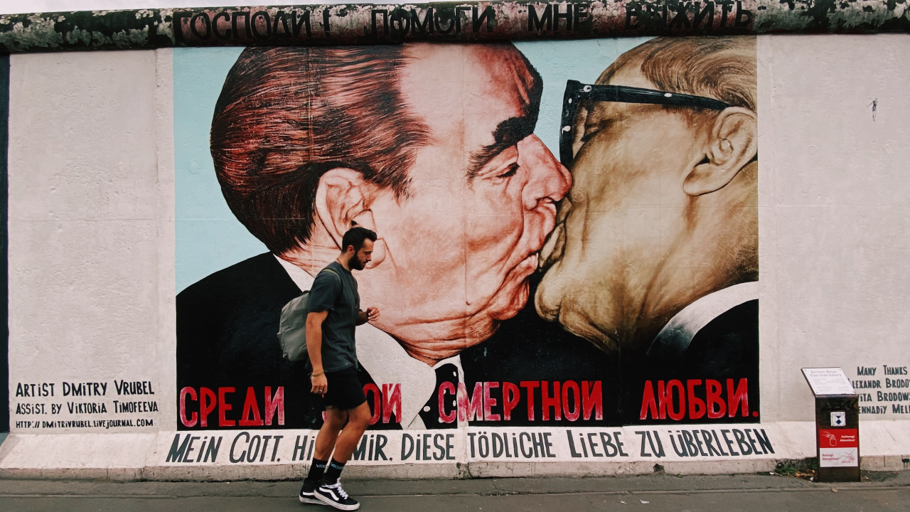 Berlin Duvarı önünde.