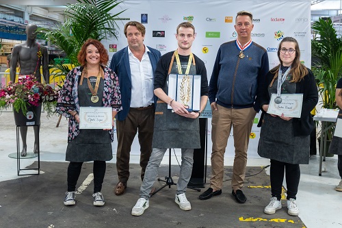 Benoît Barbin, médaille d’or, entouré de Ambre Usmati (médaille d’argent), Pascal Mutel, (Président de la Chambre Syndicale d’Ile-de-France), Garry Taffin (MOF), Président du jury et Ophélie Lopes, médaille de bronze. (De gauche à droite sur la photo). © Photo Didier Venom DiveNcom