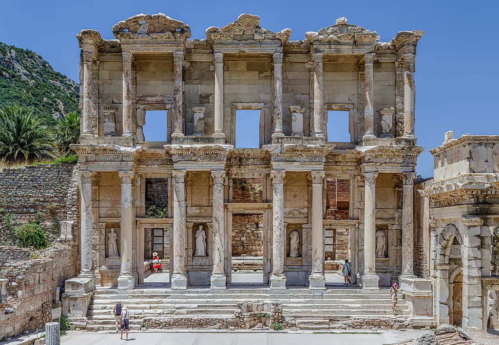 Ephesus_Celsus_Library_Facade.jpg