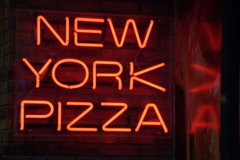 Neon New York pizza sign.