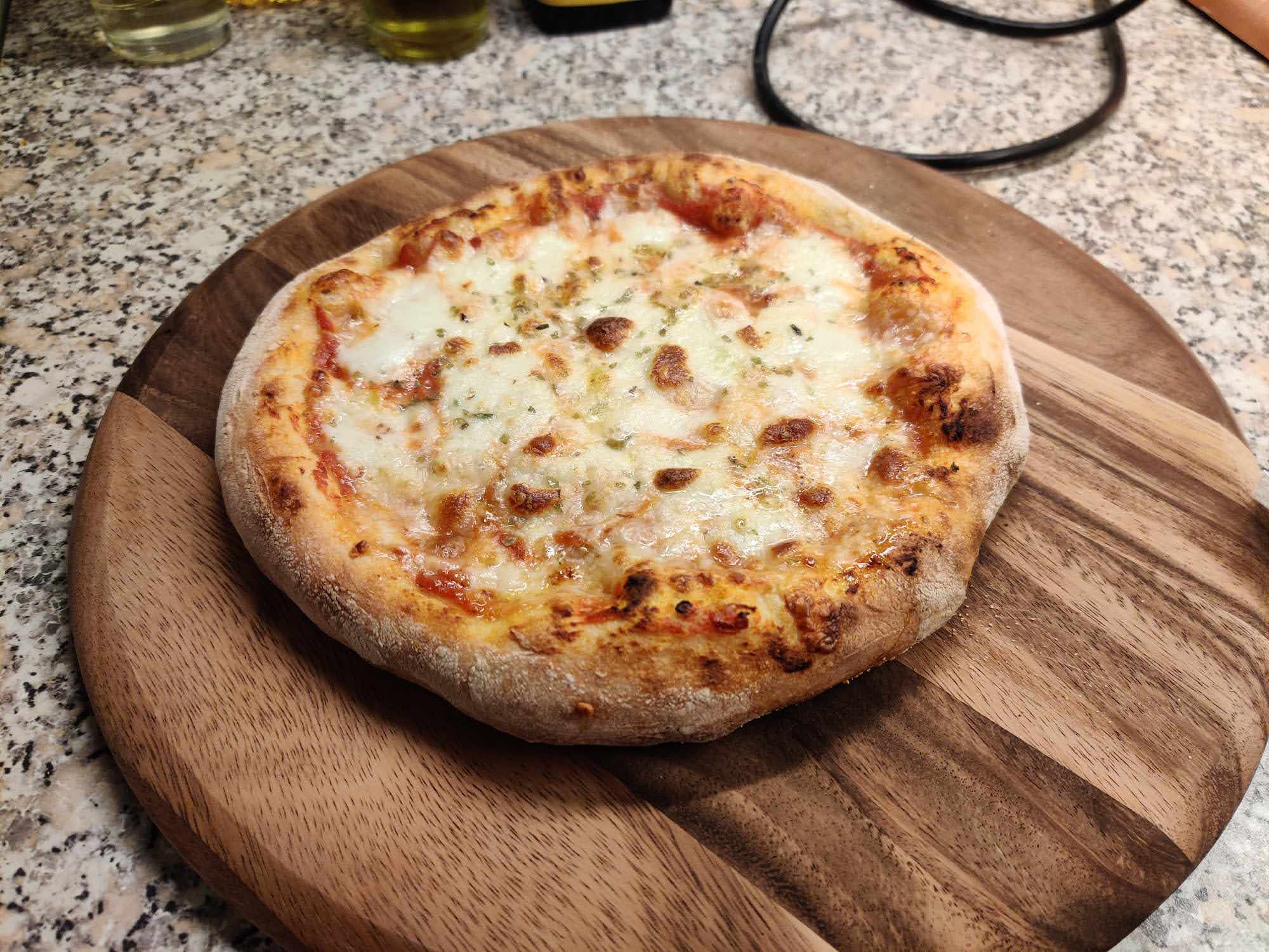 No-knead pizza dough