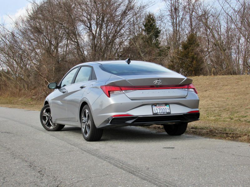 2022 Hyundai Elantra vs. 2022 Kia Forte | Autobytel