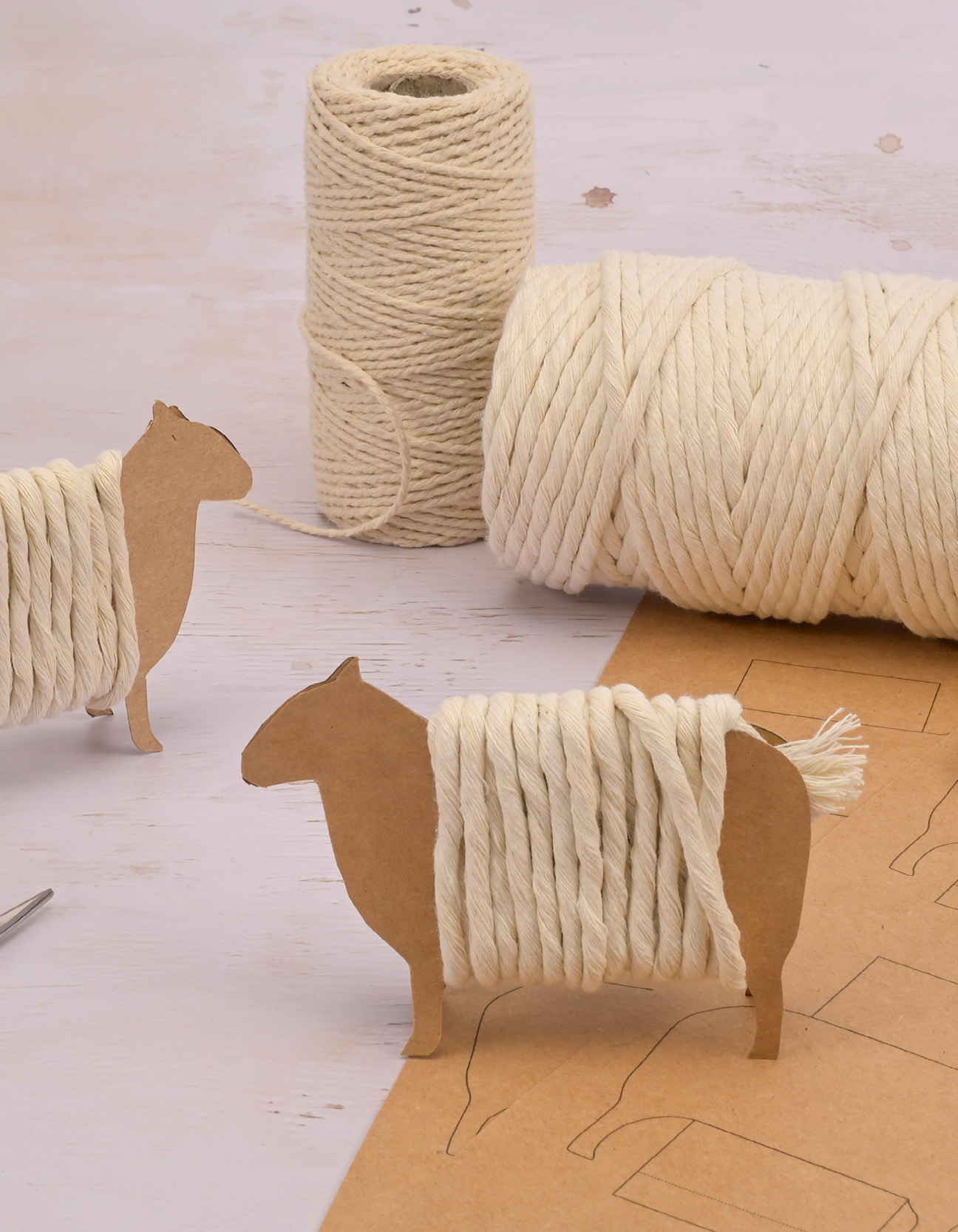 Lente DIY: Knutsel een schattig schaapje met macramé koord en papier