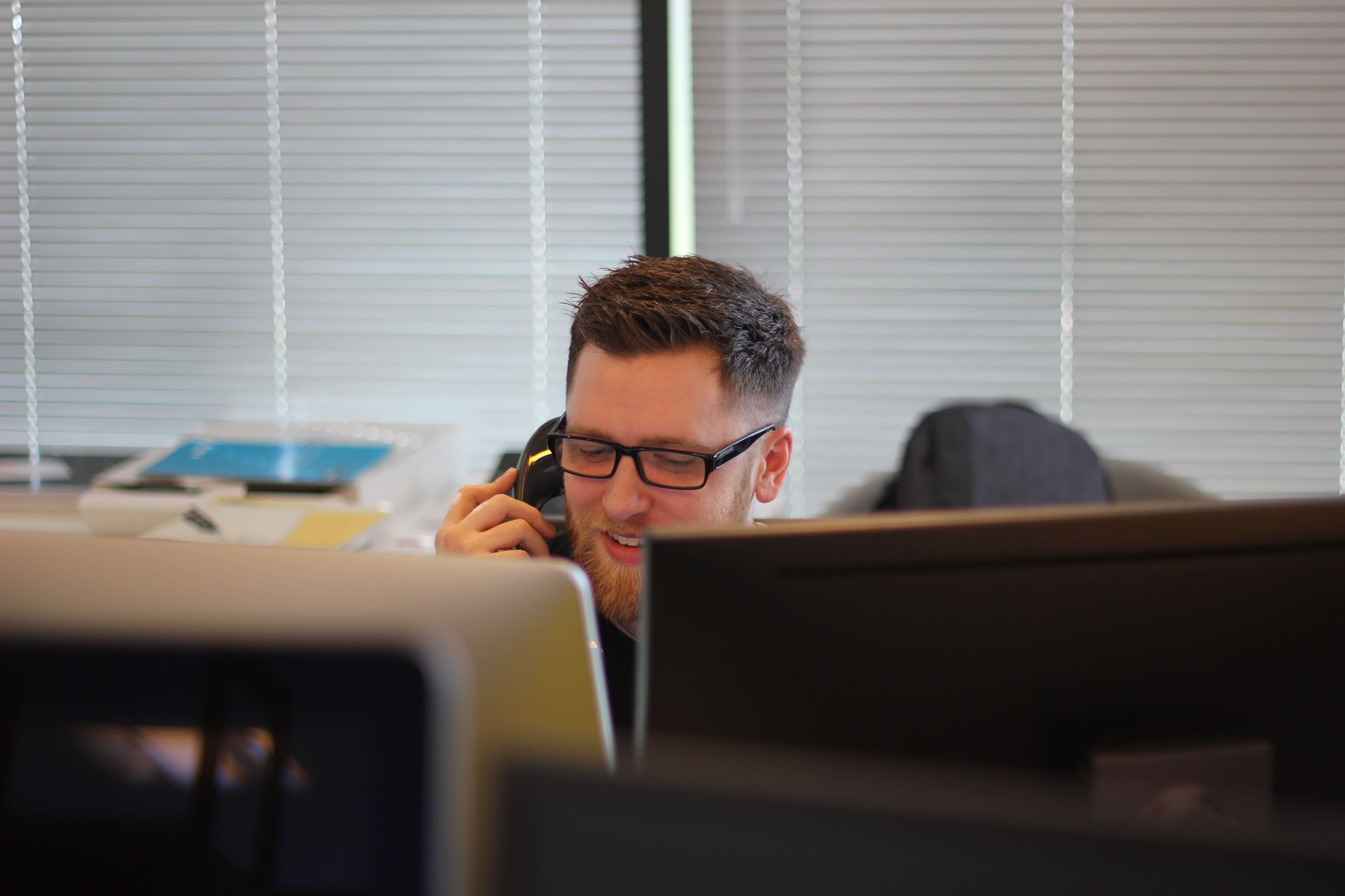 Mann in Startup telefoniert mit Kunden