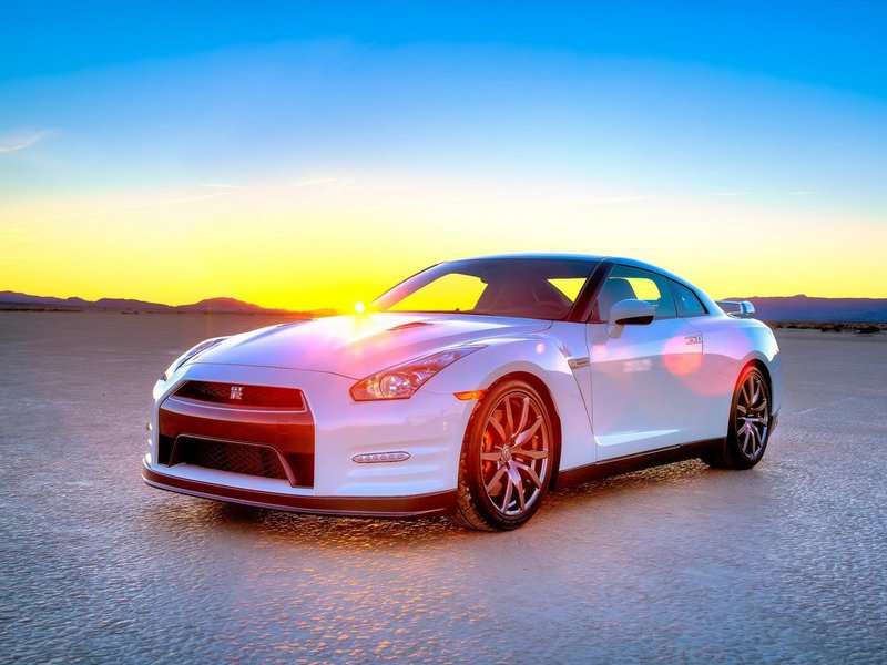 nissan GTR white 