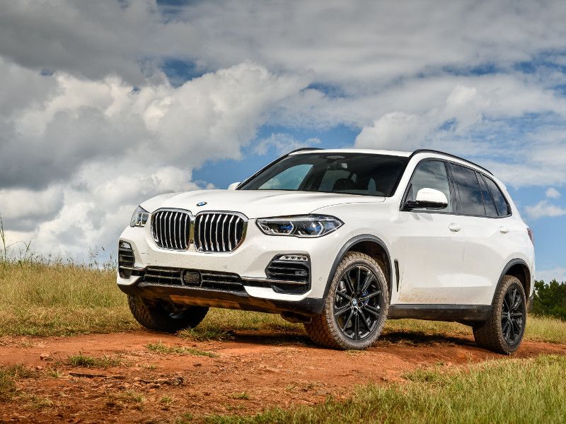 2019 BMW X5 xDrive40i white parked ・  Photo by BMW 