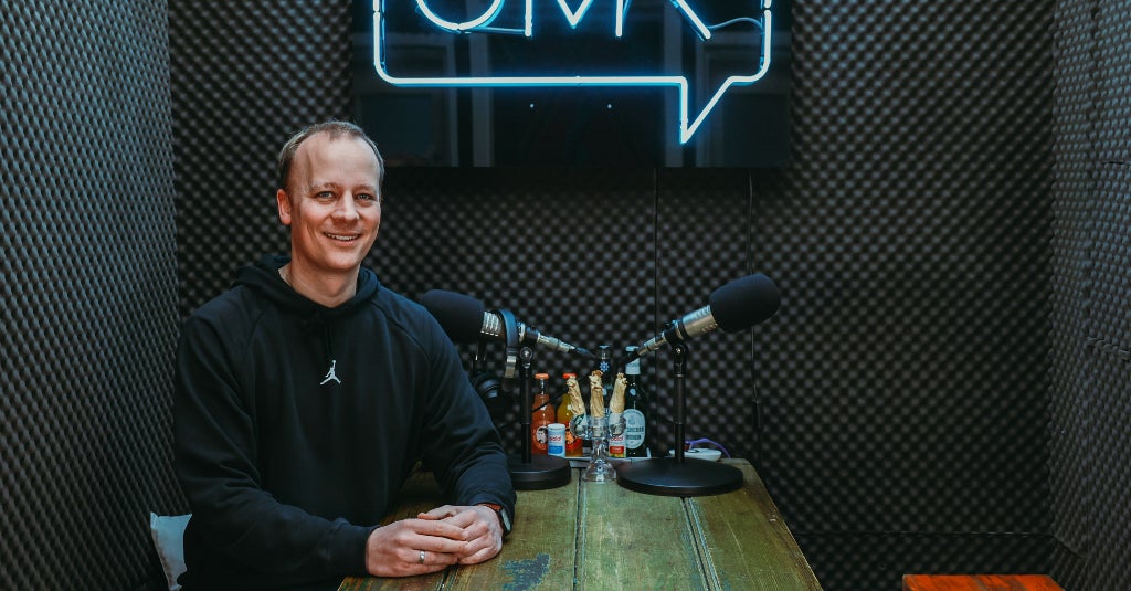 Florian Rinke ist Redakteur bei OMR und Host des Podcasts "OMR Rabbit Hole: Die Samwer-Story". Foto: OMR