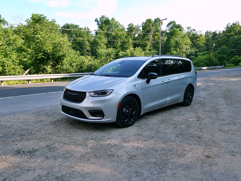 2024 Chrysler Pacifica Hybrid ・  Photo by Brady Holt