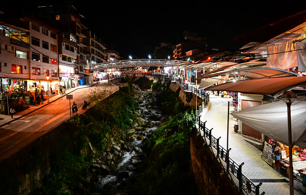 aguas calientes de noche.jpg
