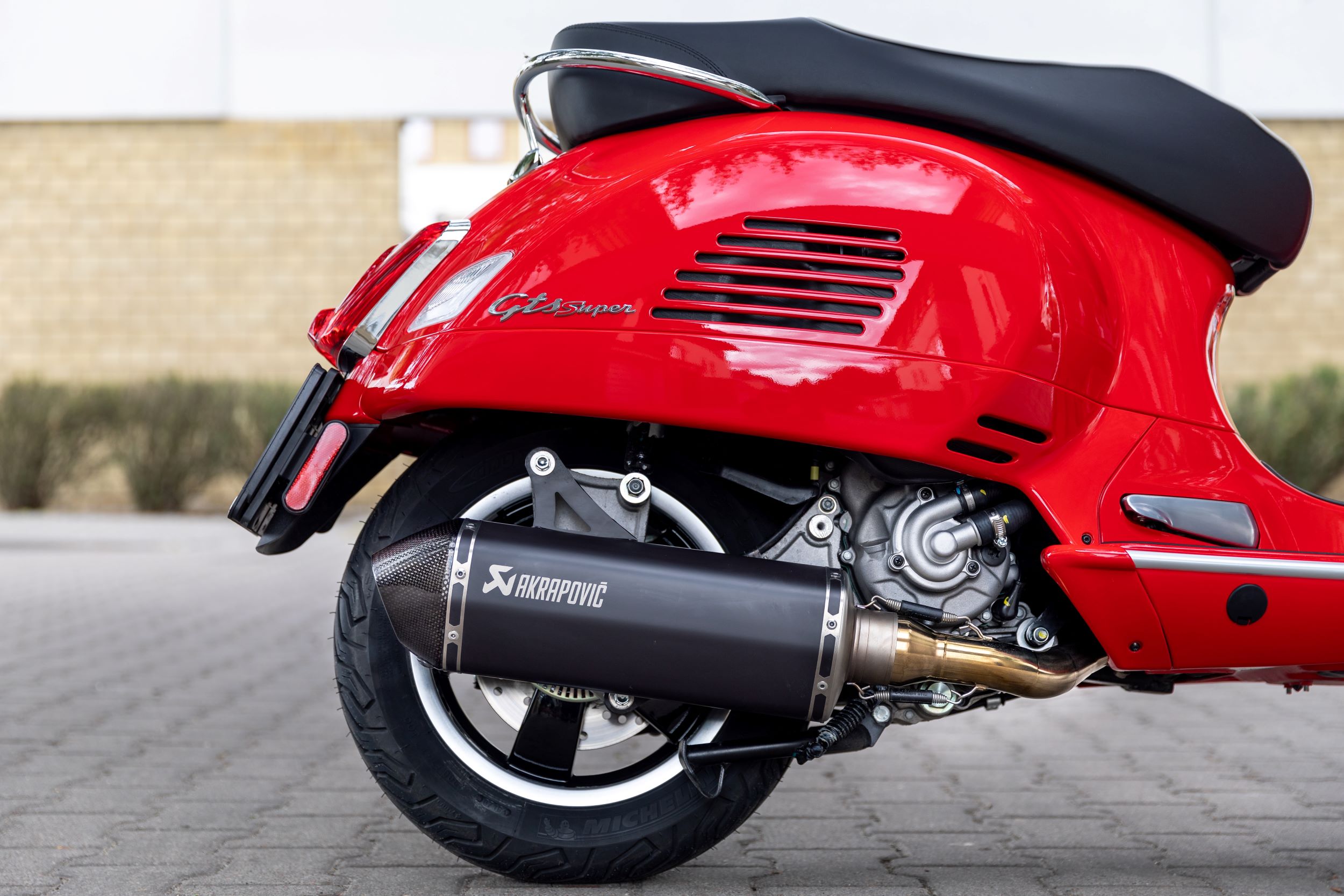 Akrapovič op een scooter