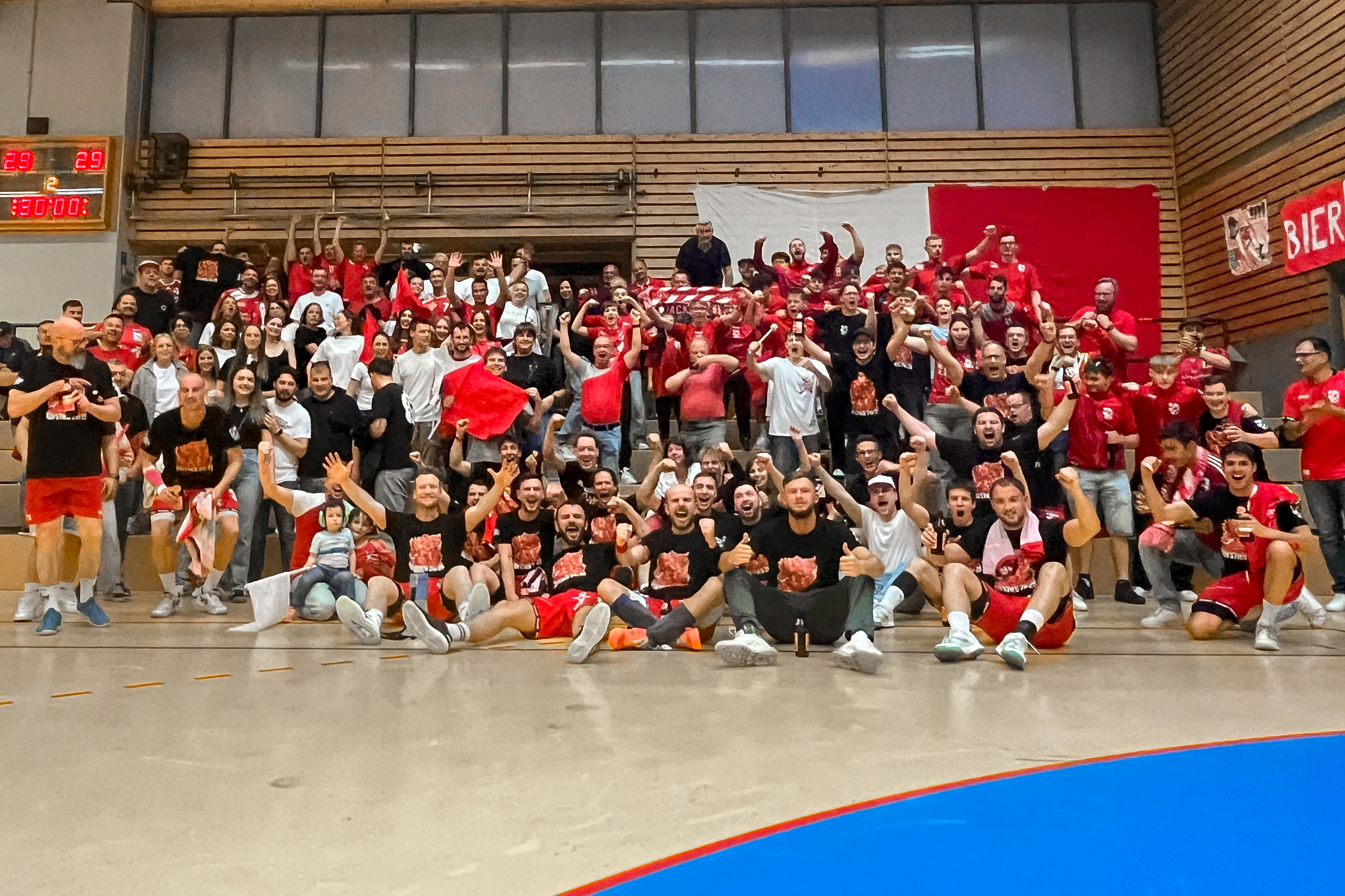 Jubel bei Spielern und Fans des HRW Laupheim