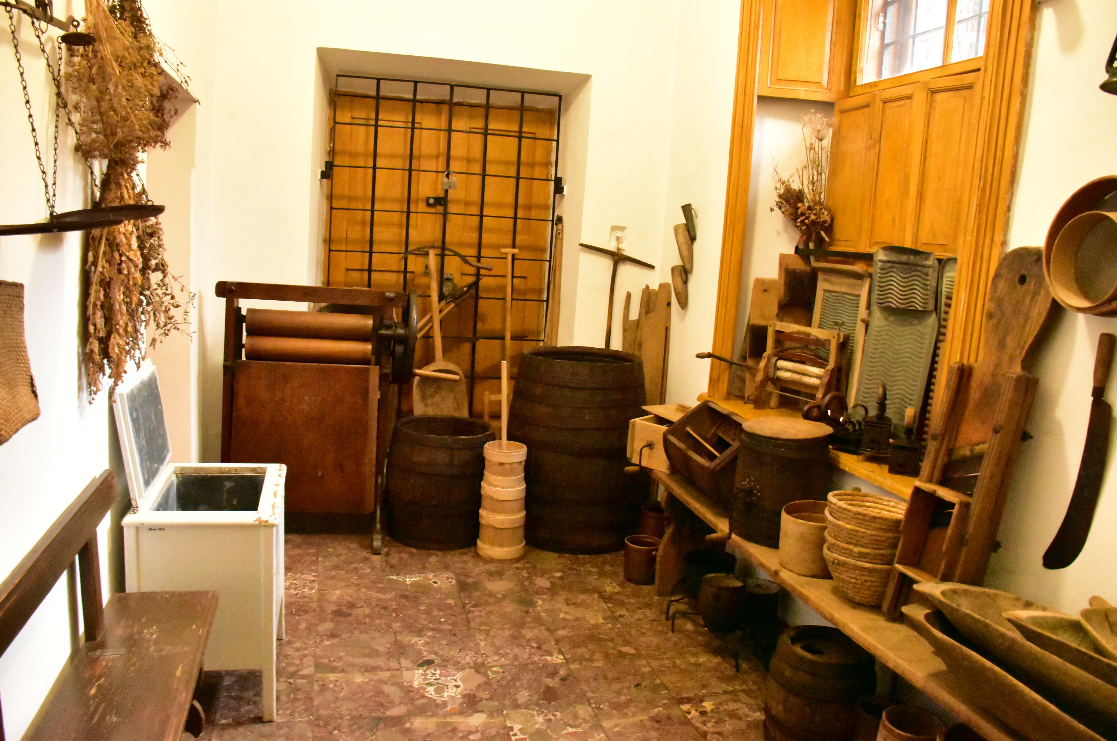 20 listopada - nasza wycieczka do Przeworska i Rzeszowa  | Wnętrze izby ze starymi przedmiotami codziennego użytku - maselniczka, tary do prania, drewniane wyżymaczki, beczki, skopki, koryta, sita, miski, itp..JPG
