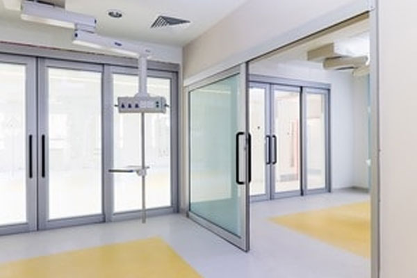 Les portes coulissantes apportent lumière et espace dans un hôpital pour enfants