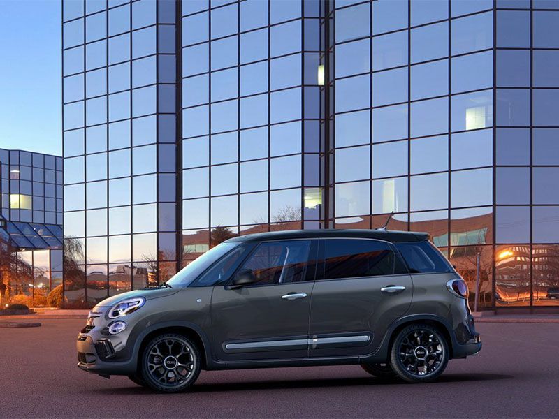 2017 FIAT 500L exterior profile ・  Photo by Fiat Chrysler Automobiles 