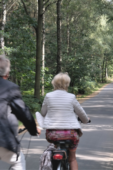 Ouderen fietsen door bos FietsleaseHolland