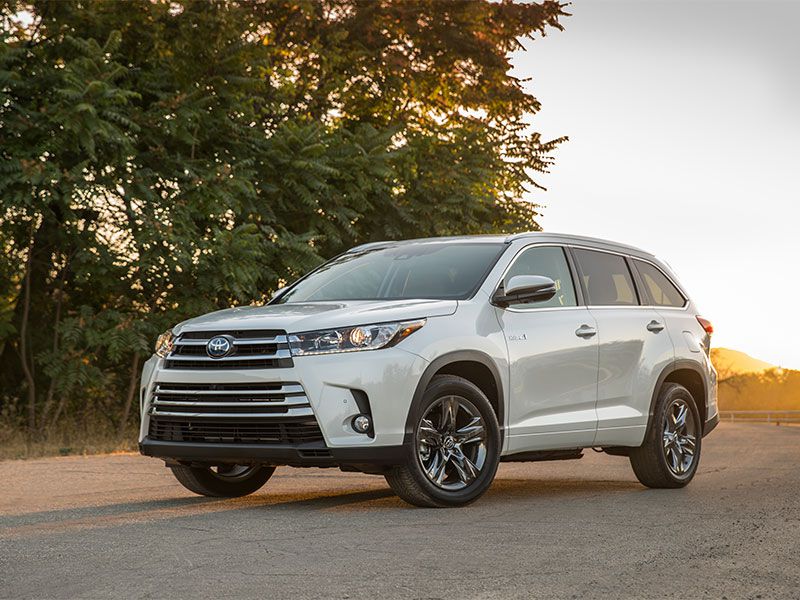2017 Toyota Highlander Hybrid Limited Platinum exterior front angle ・  Photo by Toyota 