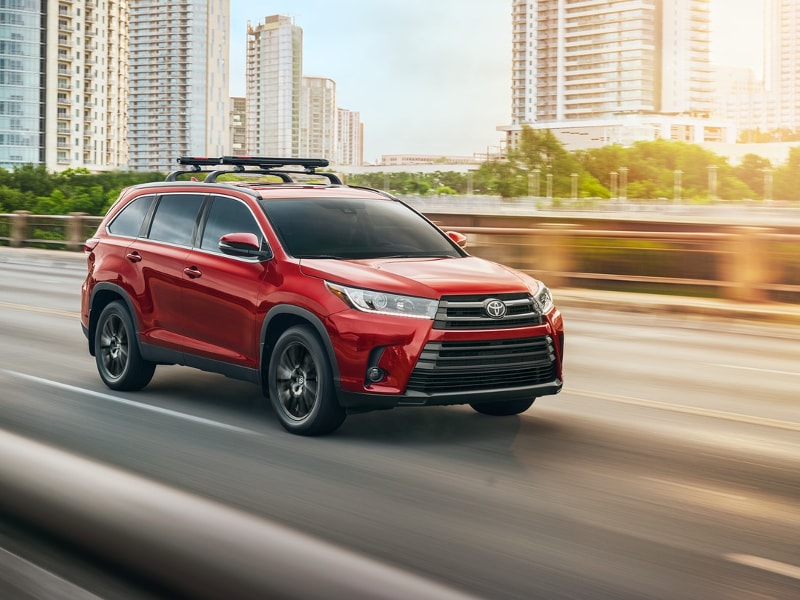 2019 Toyota Highlander SE red driving ・  Photo by Toyota 