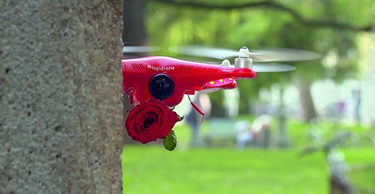 (Valentintags-Drohne „Cupidrone“ vom Blumenbüro Holland)
