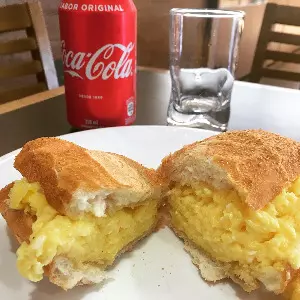 Pão com ovo