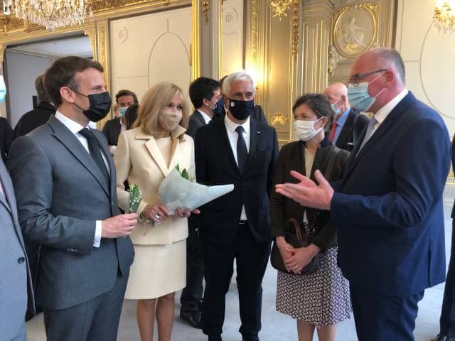 Le Président de la République, Emmanuel Macron ; Mme Macron ; Stéphane Layani, président de la Semmaris (Rungis) ; Mickaël Mercier, président de Val’hor. - Crédit : VAL’HOR / bouquet F. Moreau