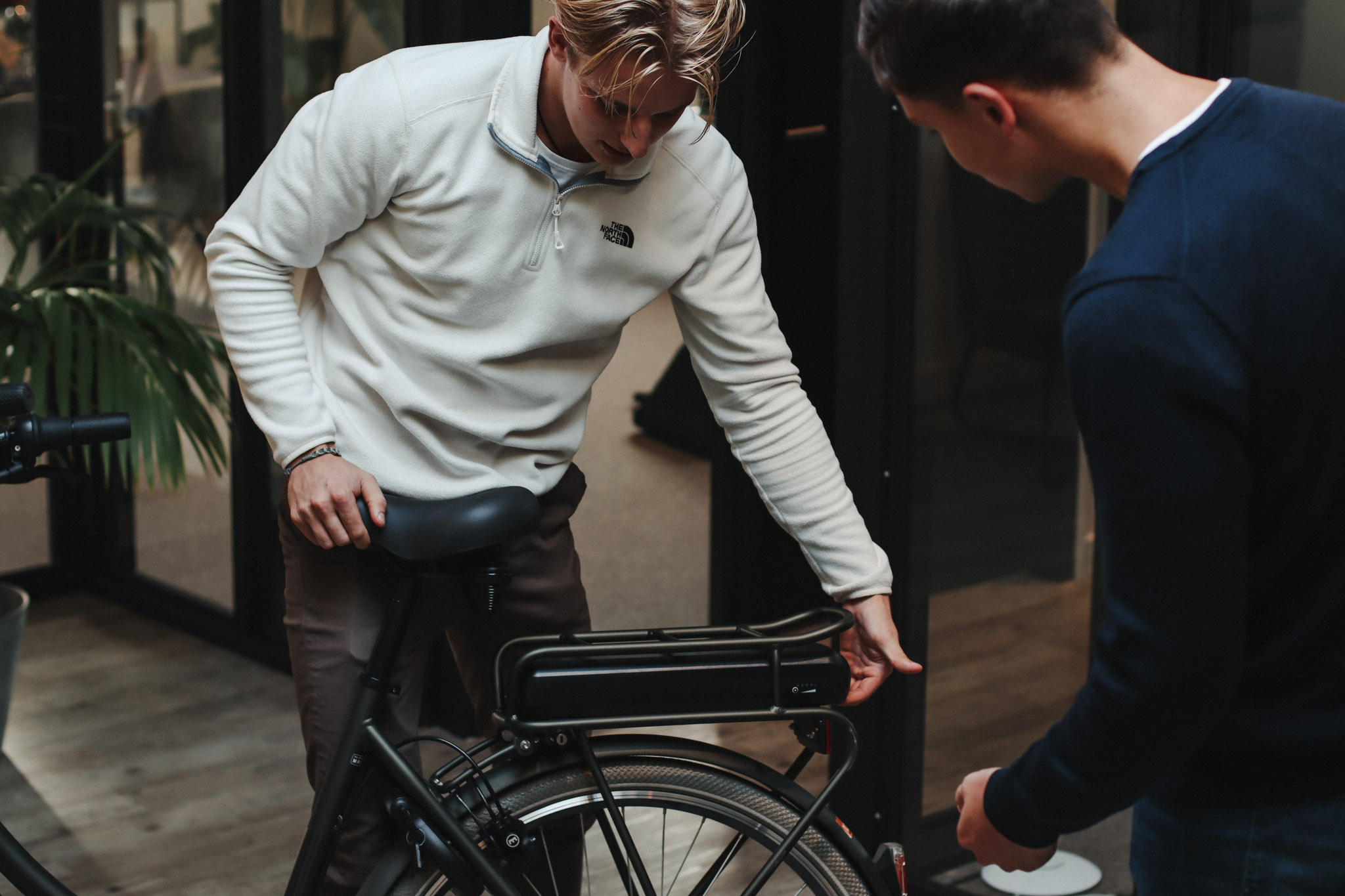 Fietslease Holland medewerker helpt klant met elektrische fiets