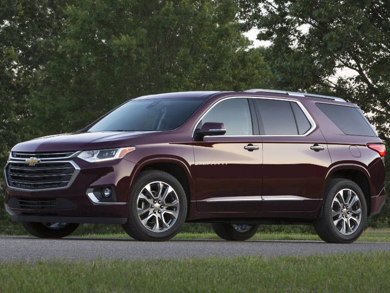 2018 Chevrolet Traverse front quarter ・  Photo by General Motors