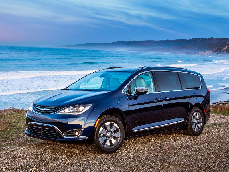 2017 Chrysler Pacifica e Hybrid minivan exterior hero ・  Photo by Chrysler 