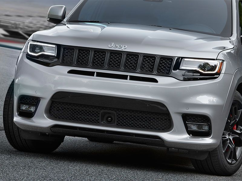 2017 Jeep Grand Cherokee SRT front grille close up ・  Photo by Fiat Chrysler Automobiles 
