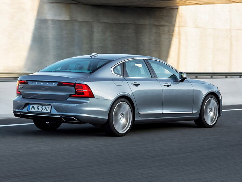 2017 Volvo S90 driving on highway ・  Photo by Volvo 