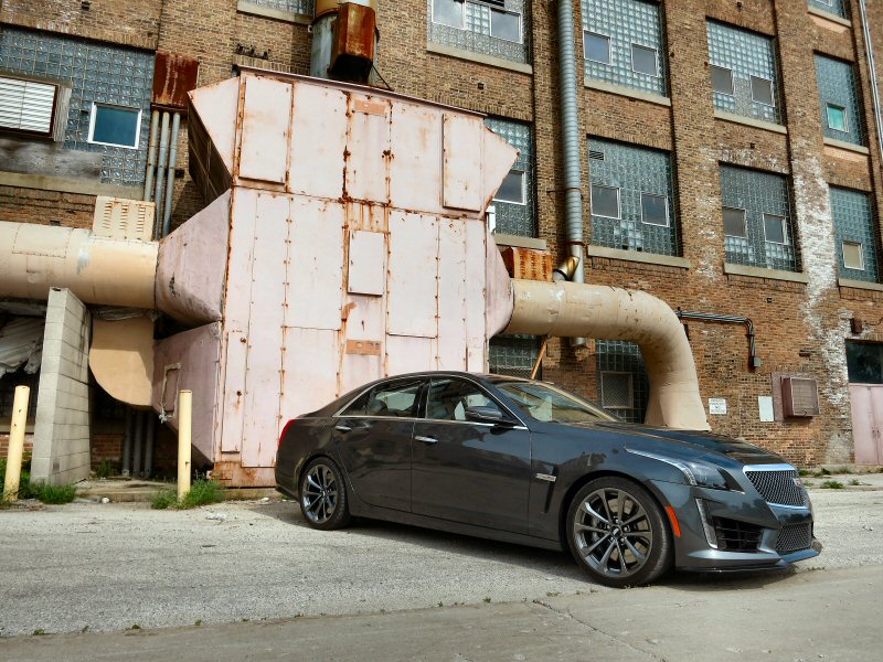 2016 Cadillac CTS-V front 3/4 ・  Photo by Benjamin Hunting