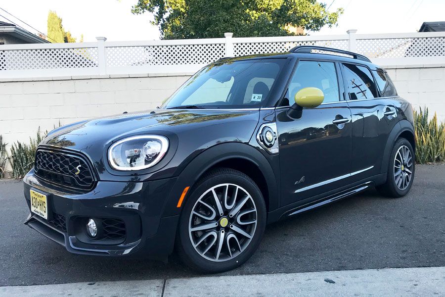 2019 MINI Countryman exterior front angle by Carrie Kim 900x600 ・  Photo by Carrie Kim