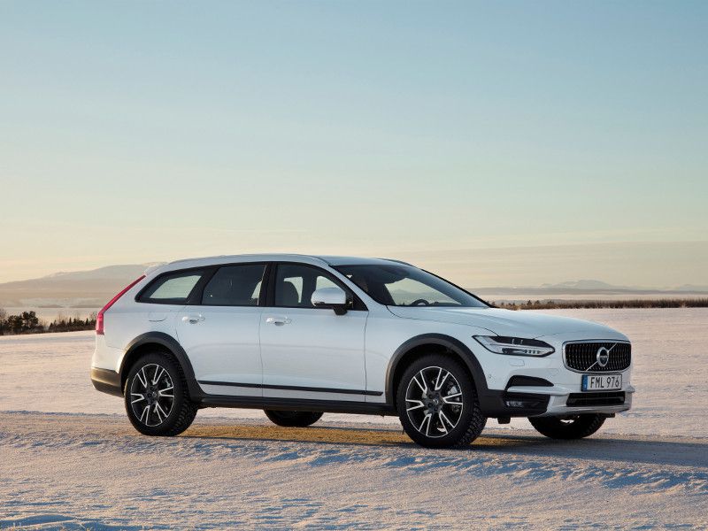 2018 Volvo V90 Cross Country ・  Photo by Volvo 