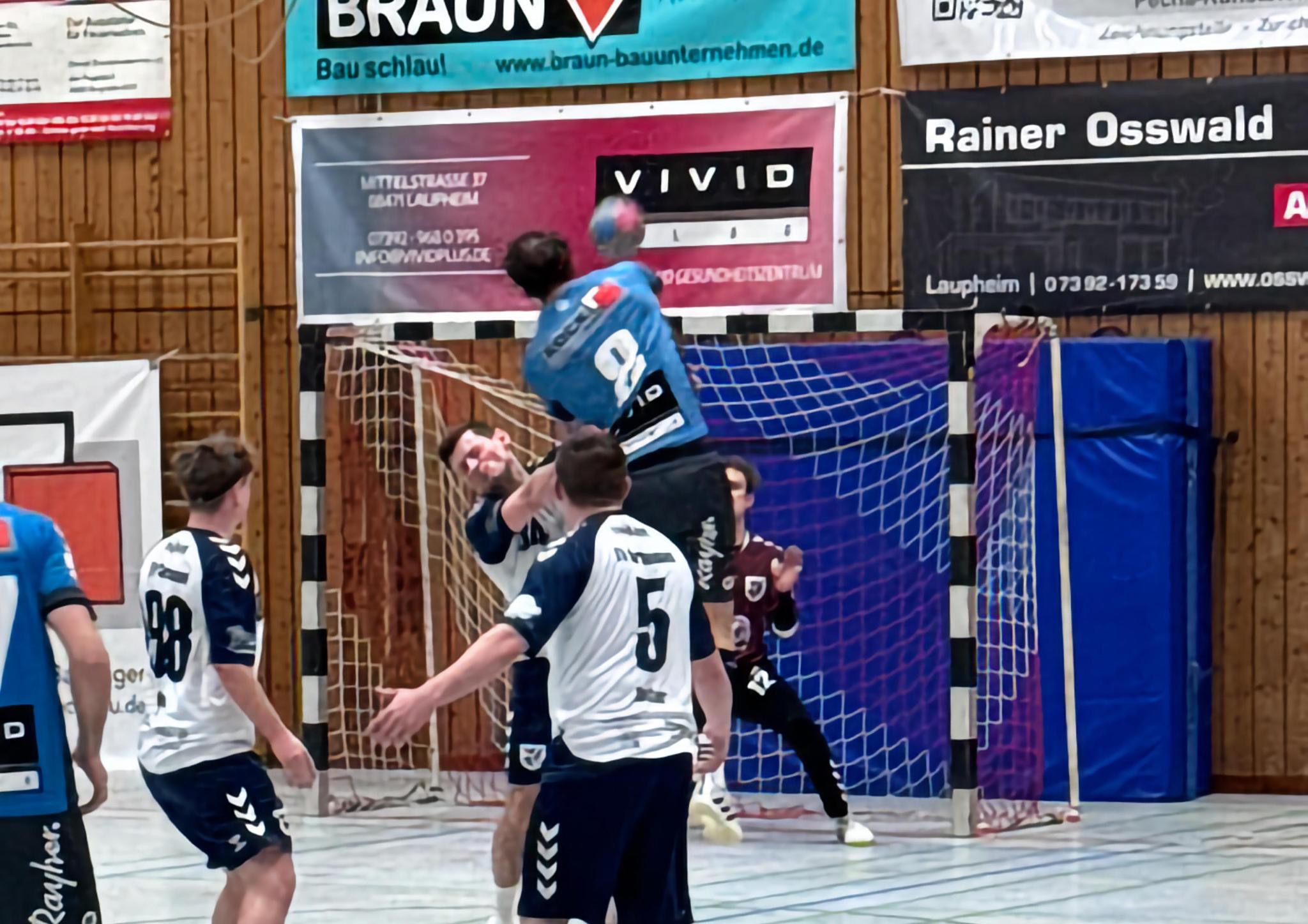 Handballspieler des HRW-Laupheim stürmt an der Abwehr vorbei