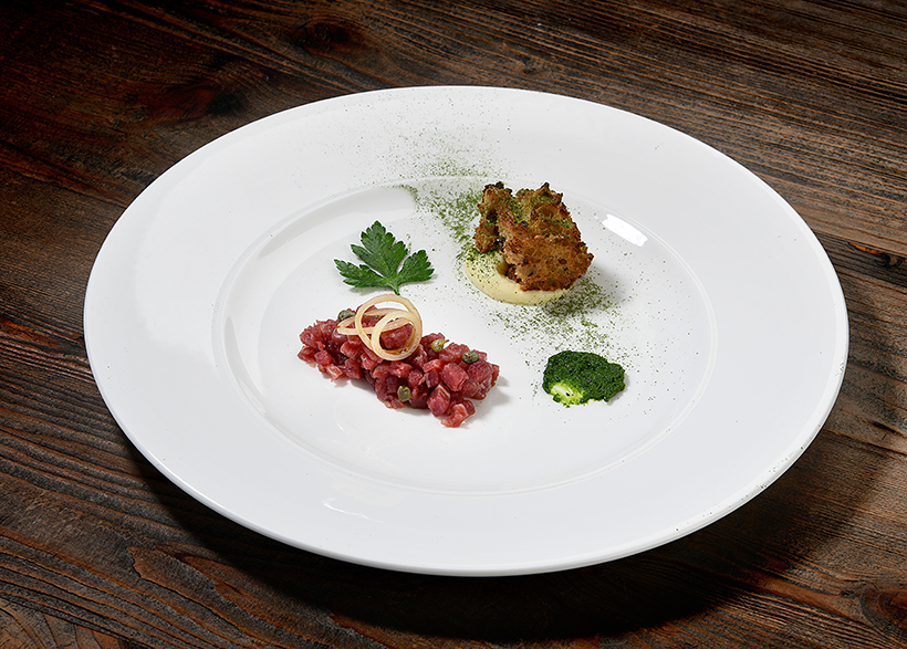 Aged Hereford beef tartare, parsley pesto, capers, onion pickle, sourdough crouton